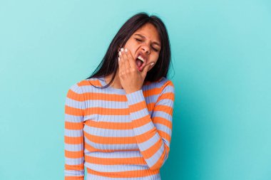 Mavi arka planda izole edilmiş genç Latin kadın güçlü bir diş ağrısı, azıdişi ağrısı var..