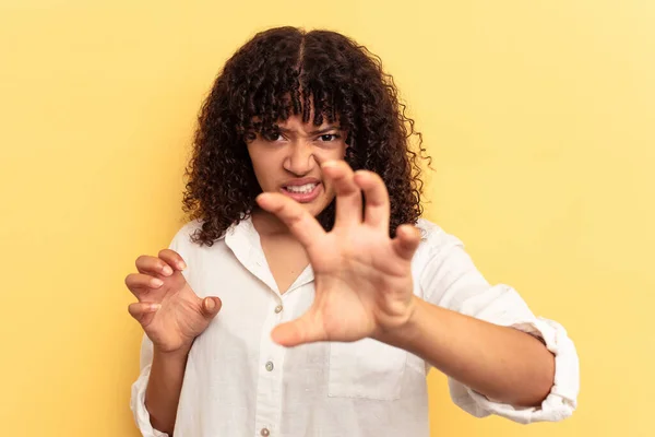 Joven Mujer Mestiza Aislada Sobre Fondo Amarillo Mostrando Garras Imitando — Foto de Stock