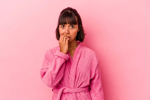 身穿浴衣的年轻混血女子穿着粉色背景的浴衣 咬着指甲 紧张而焦虑 — 图库照片