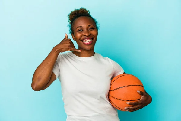 Genç Afro Amerikan Kadın Basketbol Oynuyor Mavi Arka Planda Izole — Stok fotoğraf