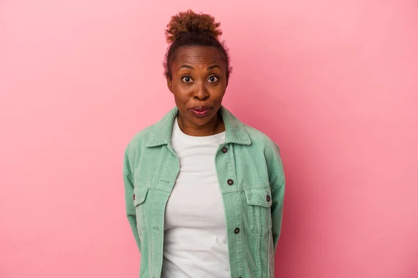 Junge Afroamerikanerin Isoliert Auf Rosa Hintergrund Zuckt Mit Den Schultern — Stockfoto