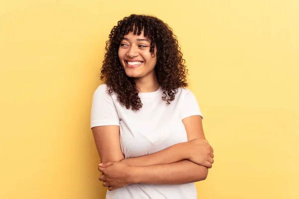 Jong Gemengd Ras Vrouw Geïsoleerd Gele Achtergrond Glimlachen Zelfverzekerd Met — Stockfoto