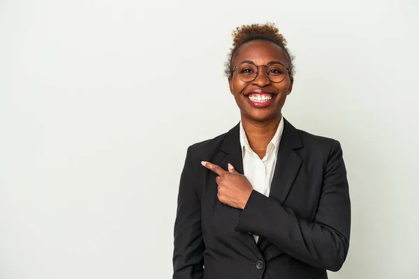 Jovem Empresária Afro Americana Isolada Fundo Branco Sorrindo Apontando Para — Fotografia de Stock