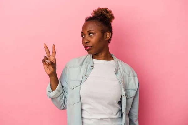 Junge Afrikanisch Amerikanische Frau Isoliert Auf Rosa Hintergrund Fröhlich Und — Stockfoto