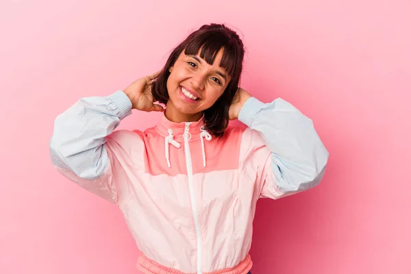 Jovem Mista Mulher Isolada Fundo Rosa Alongamento Braços Posição Relaxada — Fotografia de Stock