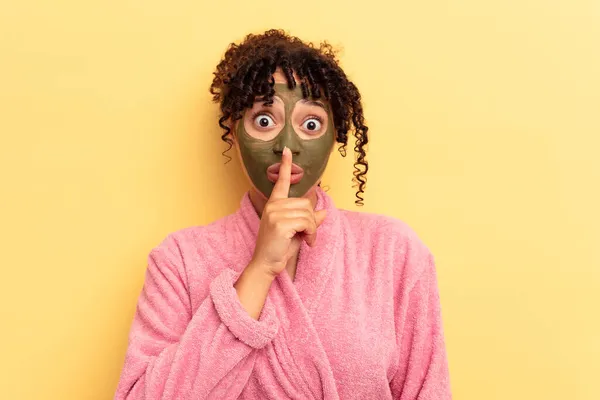 Junge Gemischte Rasse Mit Gesichtsmaske Isoliert Auf Gelbem Hintergrund Hält — Stockfoto