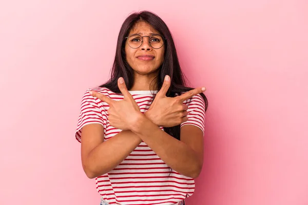 Jonge Latijn Vrouw Geïsoleerd Roze Achtergrond Punten Zijwaarts Probeert Kiezen — Stockfoto