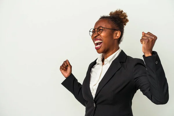 Молодий Бізнес Афроамериканка Ізольована Білому Тлі Підняття Кулака Після Перемоги — стокове фото