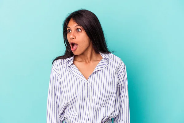 Mujer Latina Joven Aislada Sobre Fondo Azul Conmocionada Por Algo — Foto de Stock