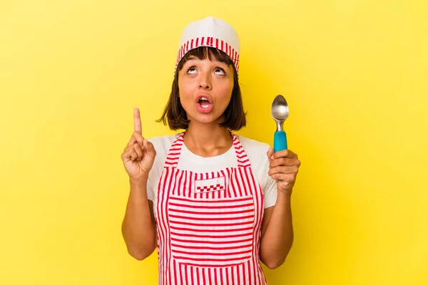 Joven Fabricante Helados Raza Mixta Mujer Sosteniendo Helado Aislado Sobre —  Fotos de Stock