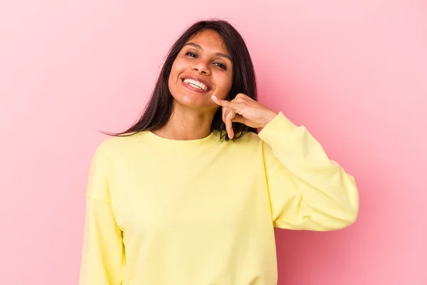 Jeune Femme Latine Isolée Sur Fond Rose Montrant Geste Appel — Photo