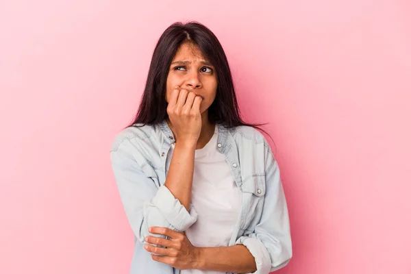 Young Latin Woman Isolated Pink Background Biting Fingernails Nervous Very — Stock Photo, Image