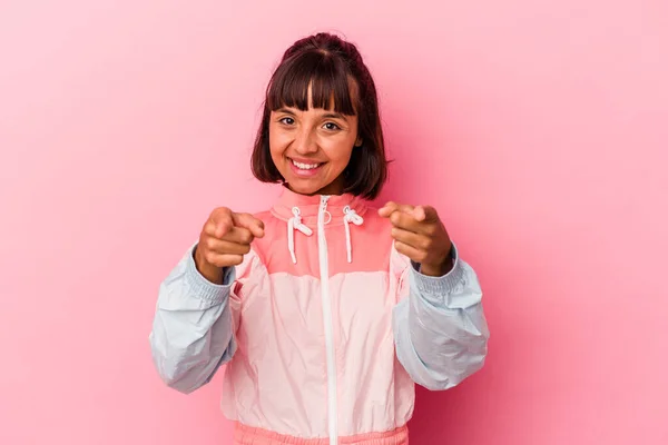 Joven Mujer Mestiza Aislada Sobre Fondo Rosa Sonrisas Alegres Apuntando —  Fotos de Stock