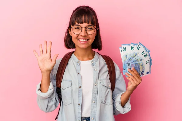 Jonge Gemengde Ras Student Vrouw Met Rekeningen Geïsoleerd Roze Achtergrond — Stockfoto