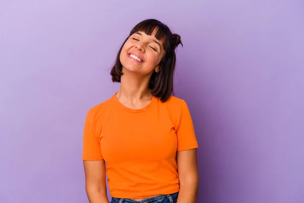 Mujer Joven Mestiza Aislada Sobre Fondo Púrpura Relajada Feliz Riendo — Foto de Stock