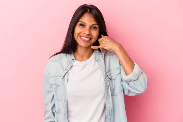 Jonge Latijn Vrouw Geïsoleerd Roze Achtergrond Tonen Een Mobiele Telefoon — Stockfoto