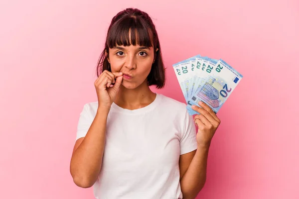 Young Mixed Race Woman Holding Bills Isolated Pink Background Fingers — Stock Photo, Image