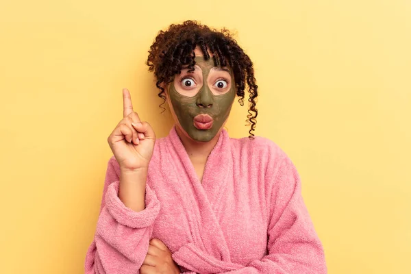 Giovane Razza Mista Indossare Maschera Facciale Isolato Sfondo Giallo Avendo — Foto Stock