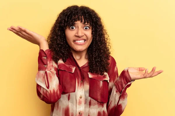 Young Mixed Race Woman Isolated Yellow Background Confused Doubtful Shrugging — Stock Photo, Image