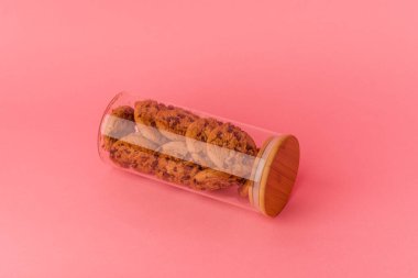 Çerez kavanozu pembe arkaplanda izole