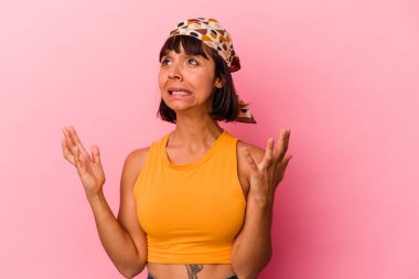 Pembe arka planda soyutlanmış genç bir ırk kadını gökyüzüne haykırıyor, yukarı bakıyor ve hayal kırıklığına uğruyor..