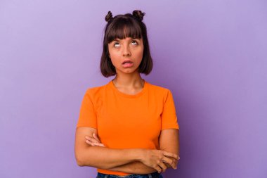 Mor arka planda izole edilmiş genç melez kadın tekrarlanan bir görevden yoruldu..