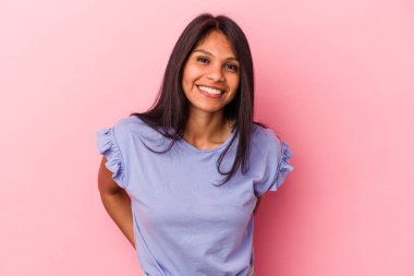 Pembe arka planda izole edilmiş genç Latin kadın mutlu, güler yüzlü ve neşeli..