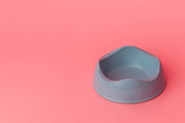 Pembe arka planda izole edilmiş evcil hayvan kasesi