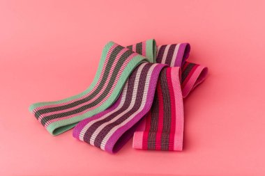 Elastik bantlar pembe arkaplanda izole edildi