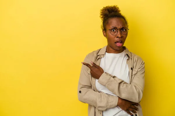 Jong Afrikaanse Amerikaanse Vrouw Geïsoleerd Gele Achtergrond Wijzend Naar Zijkant — Stockfoto