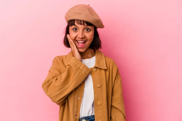 Jonge Gemengde Ras Vrouw Geïsoleerd Roze Achtergrond Schreeuwt Luid Houdt — Stockfoto