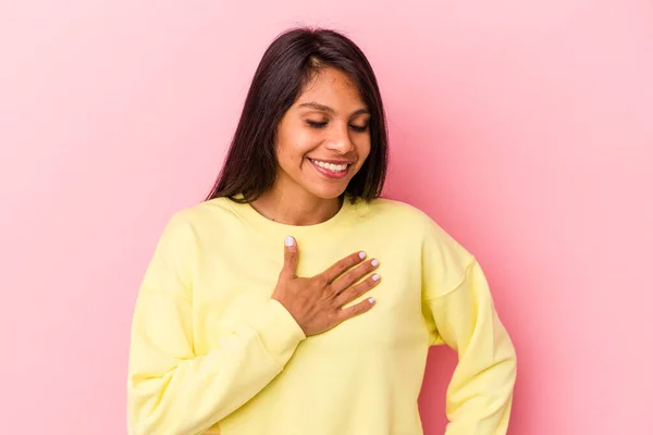 Mladá Latinská Žena Izolované Růžovém Pozadí Směje Držet Ruce Srdci — Stock fotografie