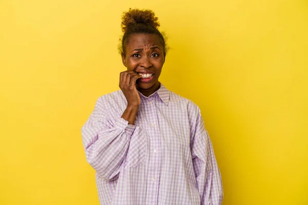 Junge Afroamerikanerin Isoliert Auf Gelbem Hintergrund Beißt Fingernägel Nervös Und — Stockfoto