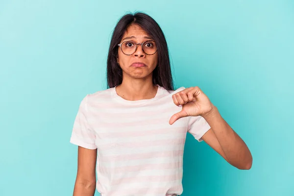 Mujer Latina Joven Aislada Sobre Fondo Azul Mostrando Gesto Aversión — Foto de Stock