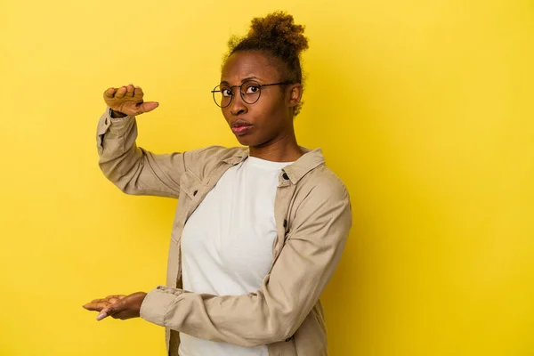 Jonge Afro Amerikaanse Vrouw Geïsoleerd Gele Achtergrond Met Iets Met — Stockfoto