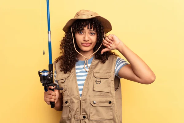 Young Mixed Race Fisherwoman Holding Rod Isolated Yellow Background Showing — Stock Photo, Image