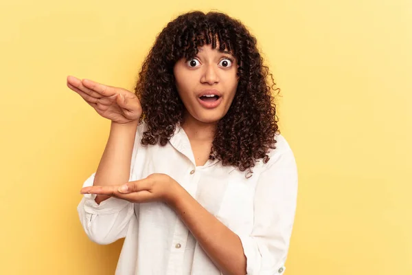 Jonge Gemengde Ras Vrouw Geïsoleerd Gele Achtergrond Houden Iets Met — Stockfoto