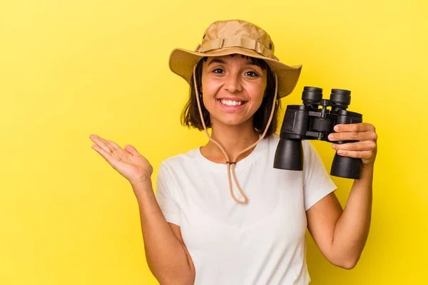 Junge Mischlingsforscherin Mit Fernglas Auf Gelbem Hintergrund Das Einen Kopierraum — Stockfoto