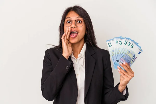 Jonge Latijnse Vrouw Houdt Rekeningen Geïsoleerd Witte Achtergrond Zegt Een — Stockfoto