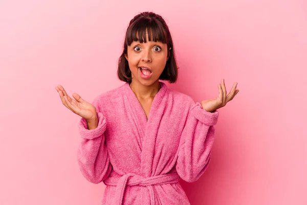 Young Mixed Race Woman Wearing Bathrobe Isolated Pink Background Surprised — Stock Photo, Image