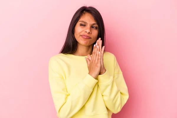 Mladá Latinská Žena Izolovaná Růžovém Pozadí Modlící Projevující Oddanost Věřící — Stock fotografie