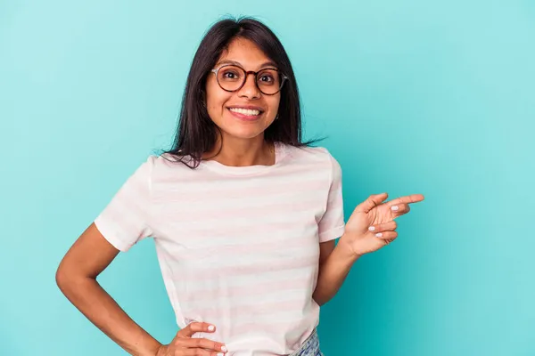 Jeune Femme Latine Isolée Sur Fond Bleu Souriant Pointant Joyeusement — Photo