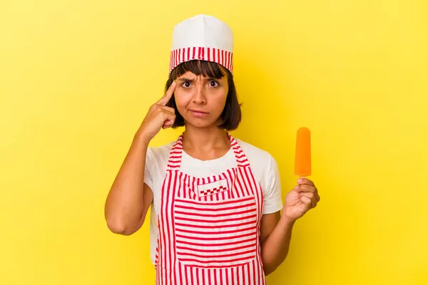 Jovem Mista Sorveteria Mulher Segurando Sorvete Isolado Fundo Amarelo Apontando — Fotografia de Stock