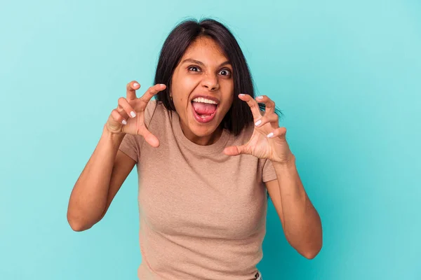 Mujer Latina Joven Aislada Sobre Fondo Azul Molesta Gritando Con — Foto de Stock