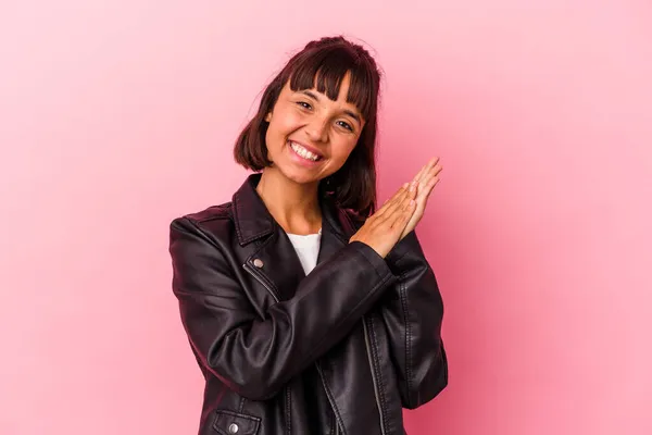 Jonge Gemengde Ras Vrouw Geïsoleerd Roze Achtergrond Gevoel Energiek Comfortabel — Stockfoto