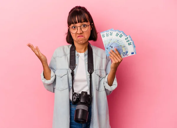 若い混合レース写真家の女性はピンクの背景の肩とオープン目の混乱に孤立法案を保持 — ストック写真