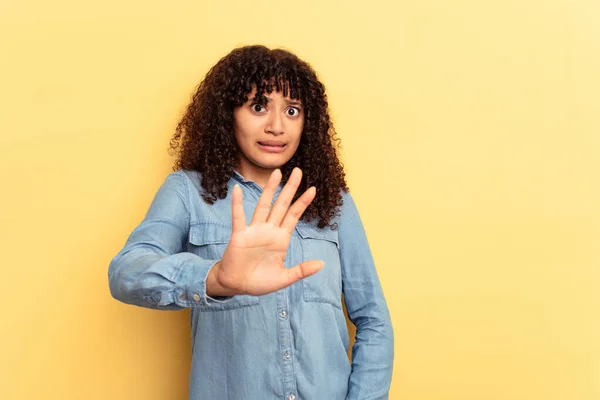 Junge Mischlingshündin Auf Gelbem Grund Isoliert Und Schockiert Wegen Drohender — Stockfoto