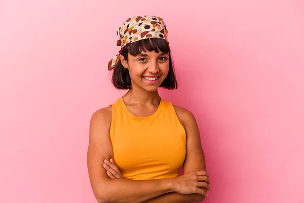 Jonge Gemengde Ras Vrouw Geïsoleerd Roze Achtergrond Die Zich Zelfverzekerd — Stockfoto