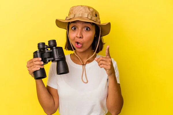 Junge Mischlingsforscherin Mit Fernglas Auf Gelbem Hintergrund Die Eine Idee — Stockfoto