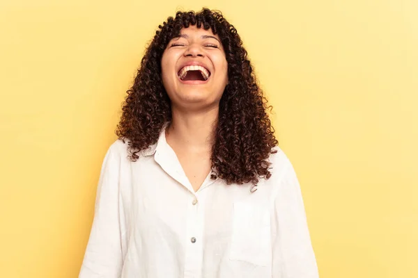 Молодая Женщина Смешанной Расы Изолированы Желтом Фоне Расслабленным Счастливым Смехом — стоковое фото